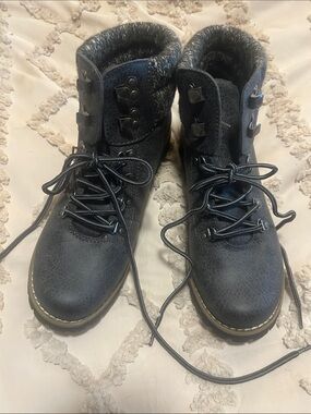 Women's Dark Gray Faux Fur Lined Lace-Up Boots Size 7.5